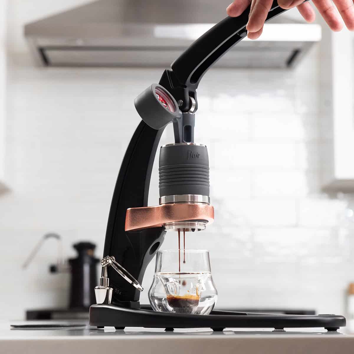 Flair PRO 3 Black in a white kitchen brewing espresso.