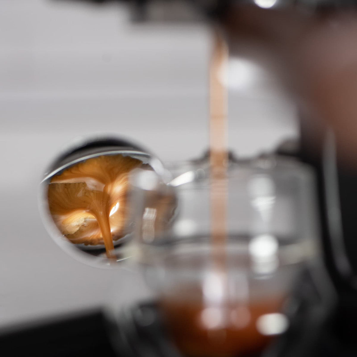 Articulating Shot Mirror showing espresso brewing 
