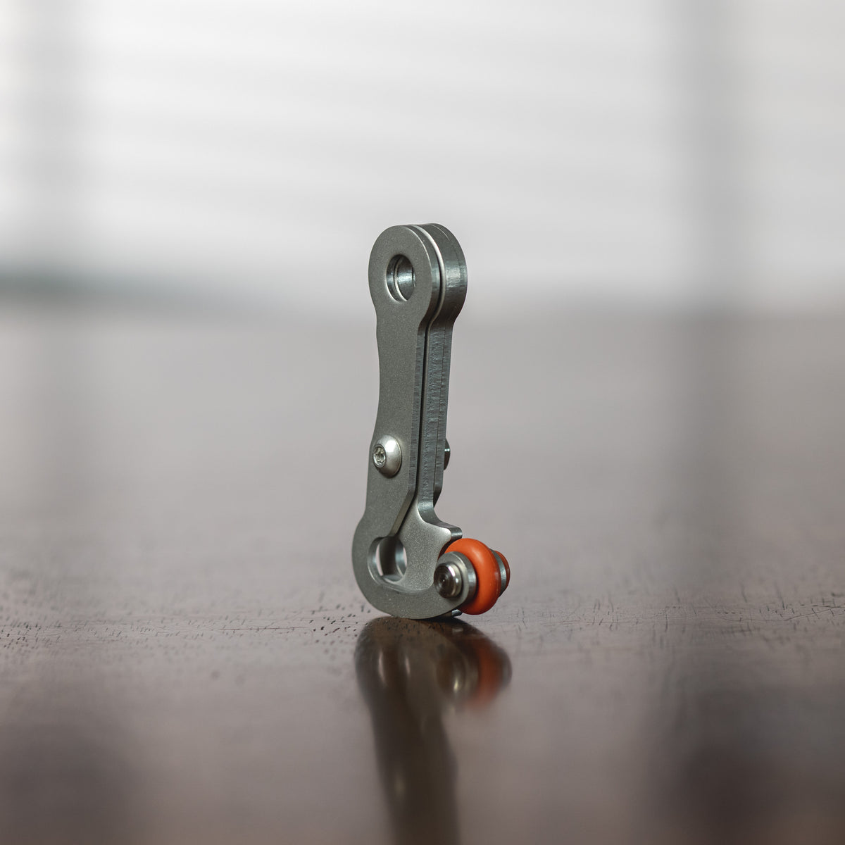 Flair 58 Joint Hook from the front on a wooden table.
