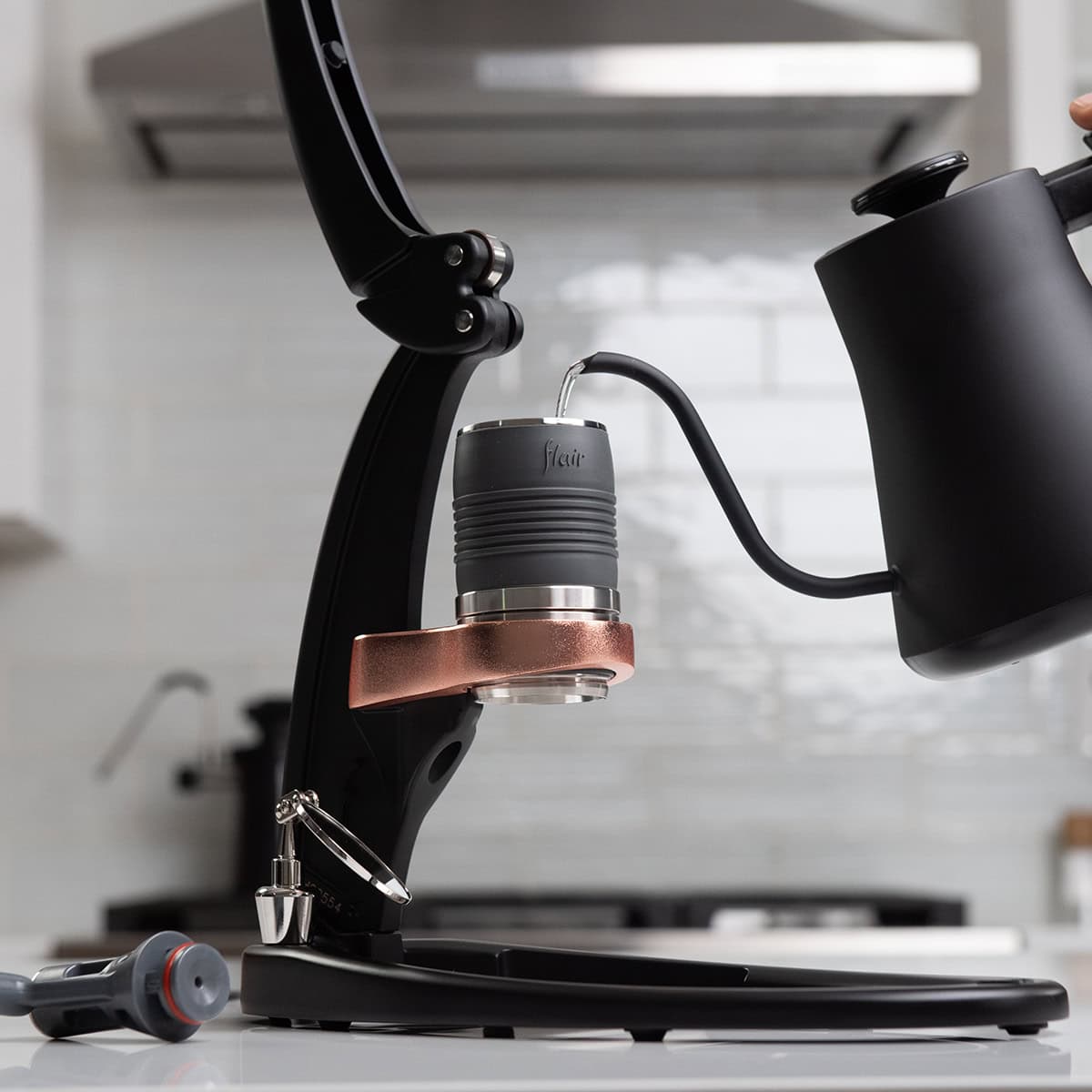 Flair PRO 3 Black with brew water being added 